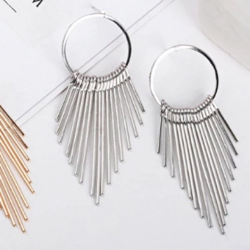 NEW!💙💎MODERN! SILVERY! 💍 RAYS!TASSEL HOOPS!💎💙 - Picture 4 of 8